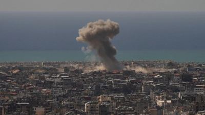 Israel hat die Angriffe in Beiruts Vororten seit einer offiziellen Waffenruhe im April eigentlich reduziert. (Archivbild) (Foto: Hassan Ammar/AP/dpa)