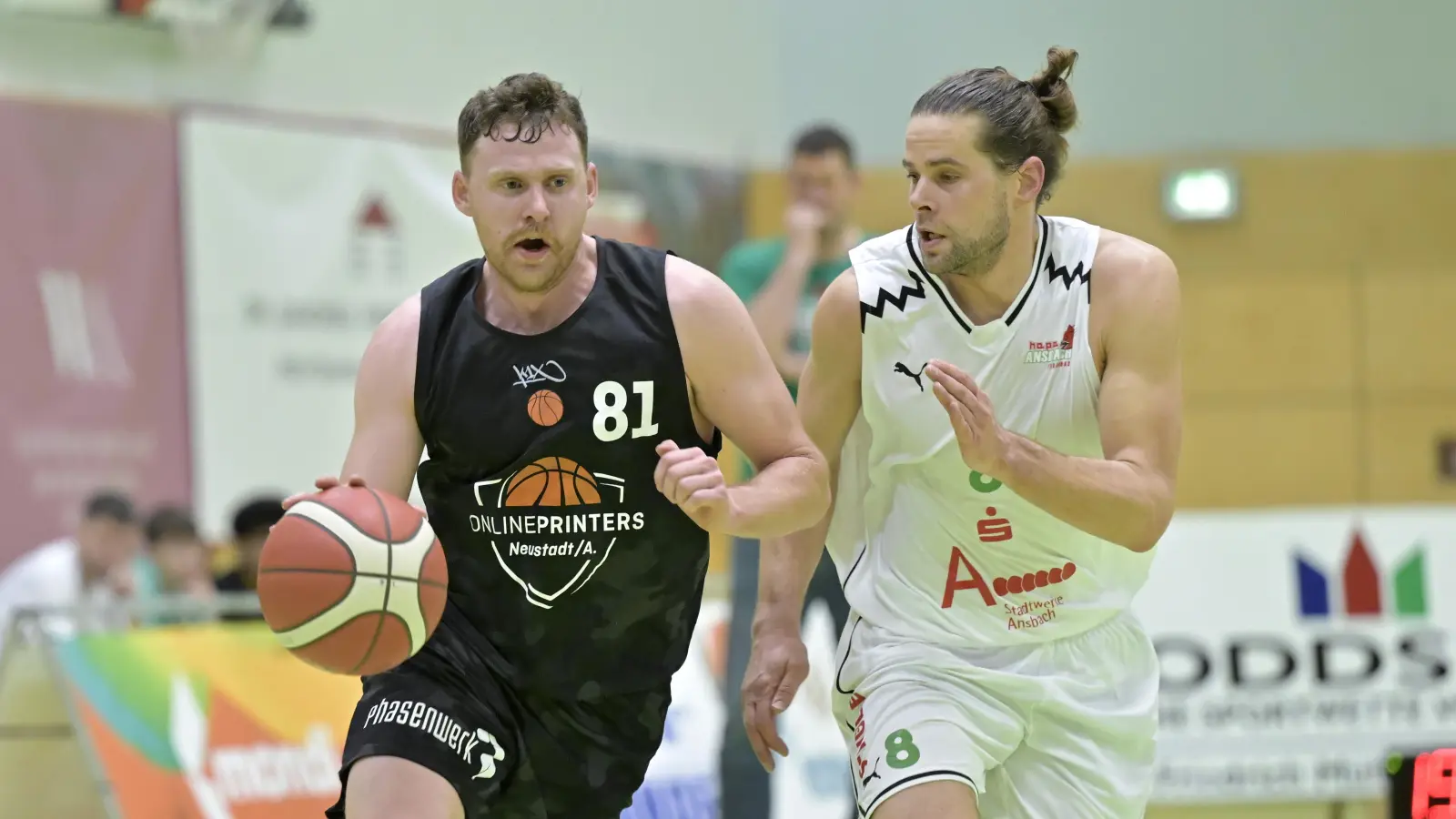 Kapitäne unter sich: Wie beim letzten Derby vor knapp zwei Jahren führen der Neustädter Christian Bittel (links) und Christian Imberi (hapa Ansbach) ihre Mannschaften auch diesmal aufs Feld. (Foto: Martin Rügner)