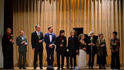 Eine Rose zum Dank: Stanislaw Widulin, Bernd Sandner, Klaus Cutik, Daniel Beskow, David Cools, Christiane Först, Ina Birk, Mareile Weigt, Anne Roth und Masako Kamikawa nach dem Abschlusskonzert. (Foto: Elke Walter)