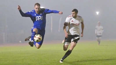 Steinachgrund mit Nikals Rückel (links) musste sich beim TSC Neuendettelsau (rechts Adam Roth) im Pokal geschlagen geben. Hier eine Szene aus dem Ligaspiel im November. (Foto: Martin Rügner)