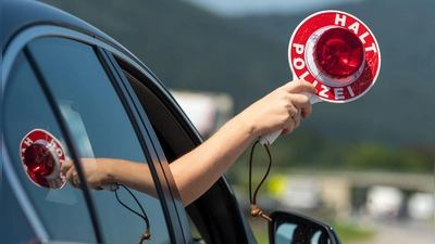 Schleierfahnder der Verkehrspolizei Ansbach erwischten in einer halben Stunde einen Spanier ohne Fahrerlaubnis gleich zwei Mal.  (Symbolbild: Peter Kneffel/dpa)
