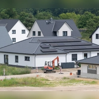 „Schlüsselfertig“-Angebote sollte man anhand der Bau- und Leistungsbeschreibung genau prüfen. (Foto: Sebastian Gollnow/dpa/dpa-tmn)