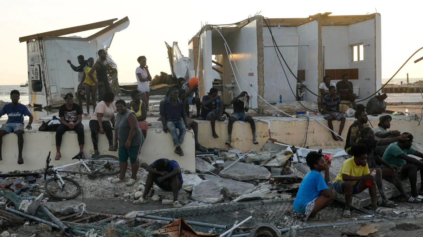 Die auch bei Touristen beliebte Ortschaft Black River, die im 17. Jahrhundert gegründet wurde, ist komplett zerstört.  (Foto: Matias Delacroix/AP/dpa)
