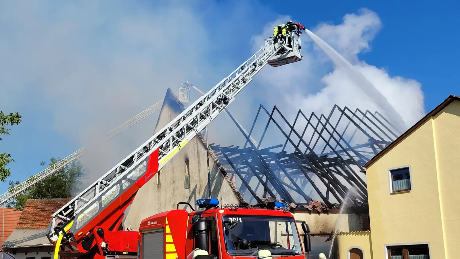 Ein Feuerwehrgroßaufgebot war am Dienstagvormittag unter anderen mit zwei Drehleitern im Bad Windsheimer Stadtteil Humprechtsau im Einsatz.  (Foto: Nina Daebel)