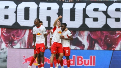 Ridle Baku (r-l, RB Leipzig) jubelt über seinen 1:0-Führungstreffer mit Brajan Gruda und Ezechiel Banzuzi. (Foto: Jan Woitas/dpa)