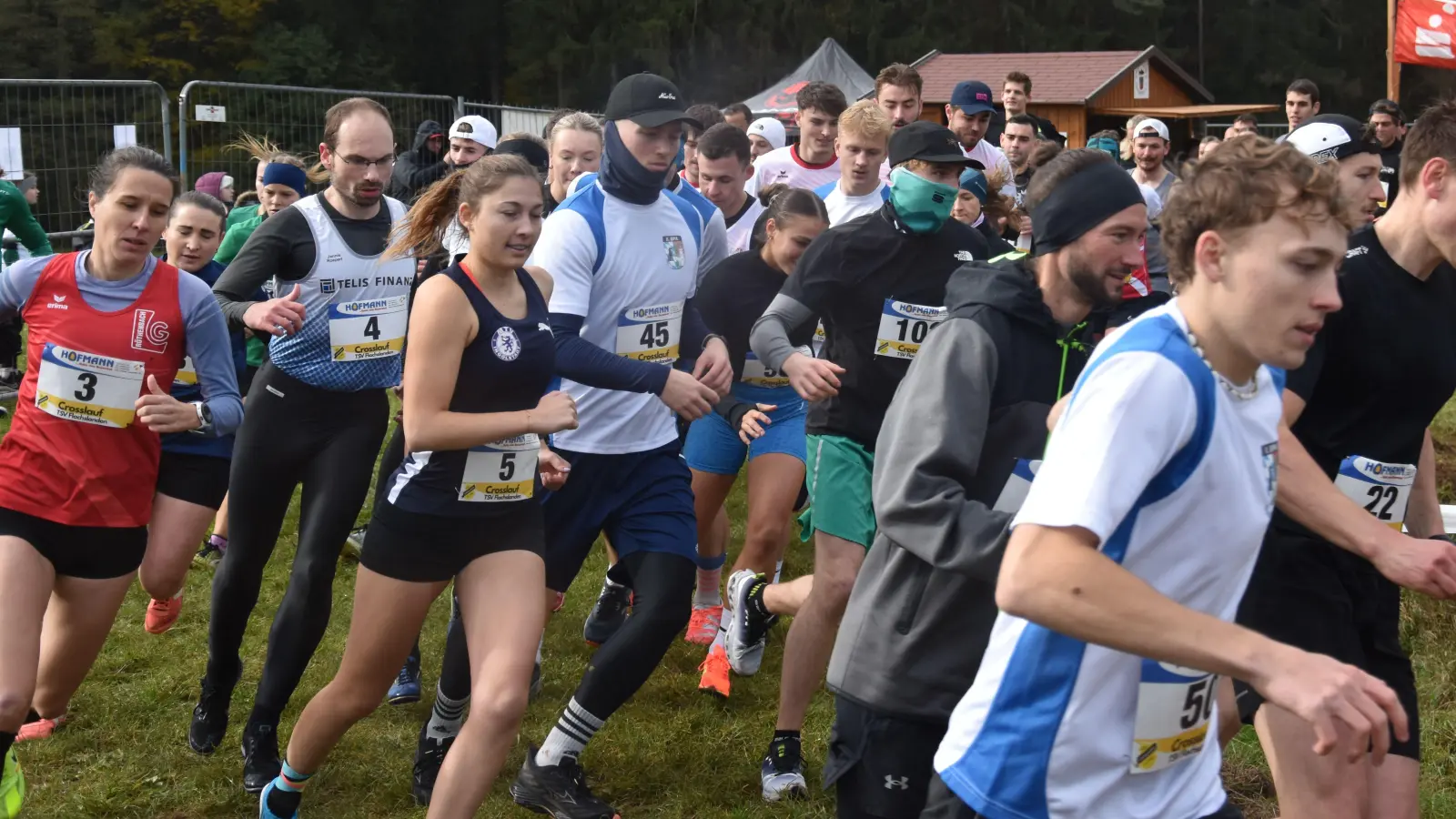 287 Läufer und Läuferinnen waren beim Crosslauf in Flachslanden dabei.  (Foto: Jörg Behrendt)