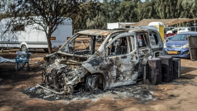 Ein Blick auf zerstörte Fahrzeuge in der Nähe des Geländes des Musikfestivals. Bei dem Terrorangriff der Hamas auf das Fest starben 260 Menschen. (Foto: Ilia Yefimovich/dpa)