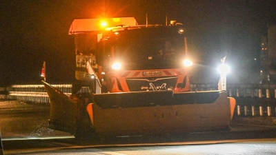Zwei Winterdienstfahrzeuge streuten den Bereich der Unfallstelle. Dies gab den Rettungskräften mehr Sicherheit, ihren Einsatz durchzuführen, wie es in der Mitteilung hieß. (Symbolbild) (Foto: Jason Tschepljakow/dpa)