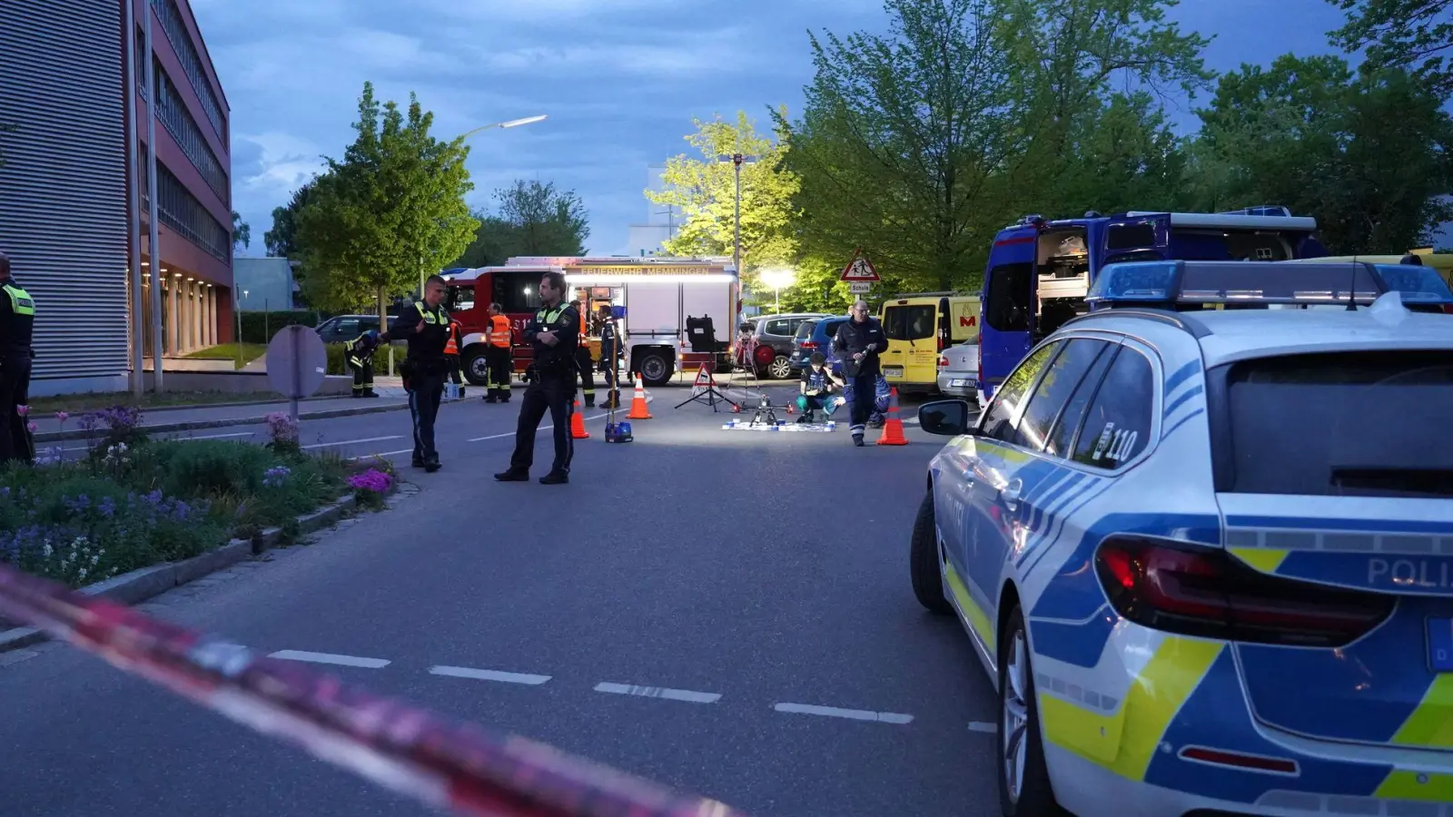 Polizisten sichern den Einsatzort nach den Schüssen auf den Verdächtigen. (Foto: Stein/swd-medien/dpa)