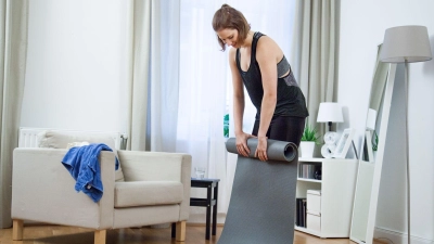 Damit sie lange hält: Yogamatte locker aufrollen und dann an einen trockenen Ort ohne direktes Sonnenlicht stellen. (Foto: Christin Klose/dpa-tmn)