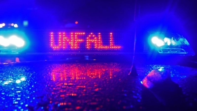 Warum die 61-Jährige auf die Gegenfahrbahn kam, blieb zunächst unklar. (Symbolbild) (Foto: Stefan Puchner/dpa)