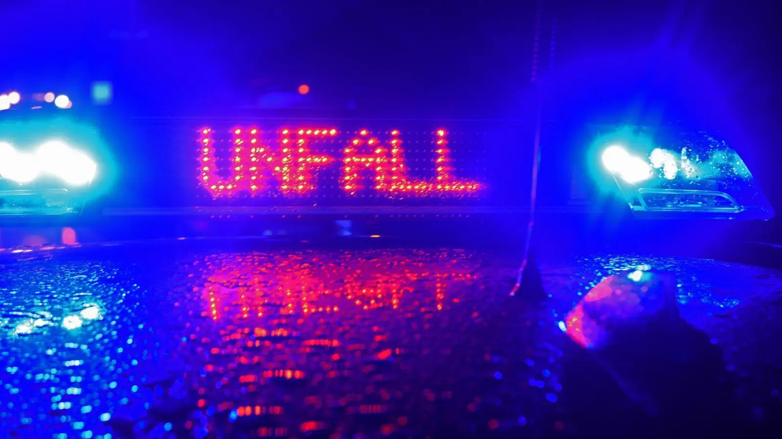 Warum die 61-Jährige auf die Gegenfahrbahn kam, blieb zunächst unklar. (Symbolbild) (Foto: Stefan Puchner/dpa)