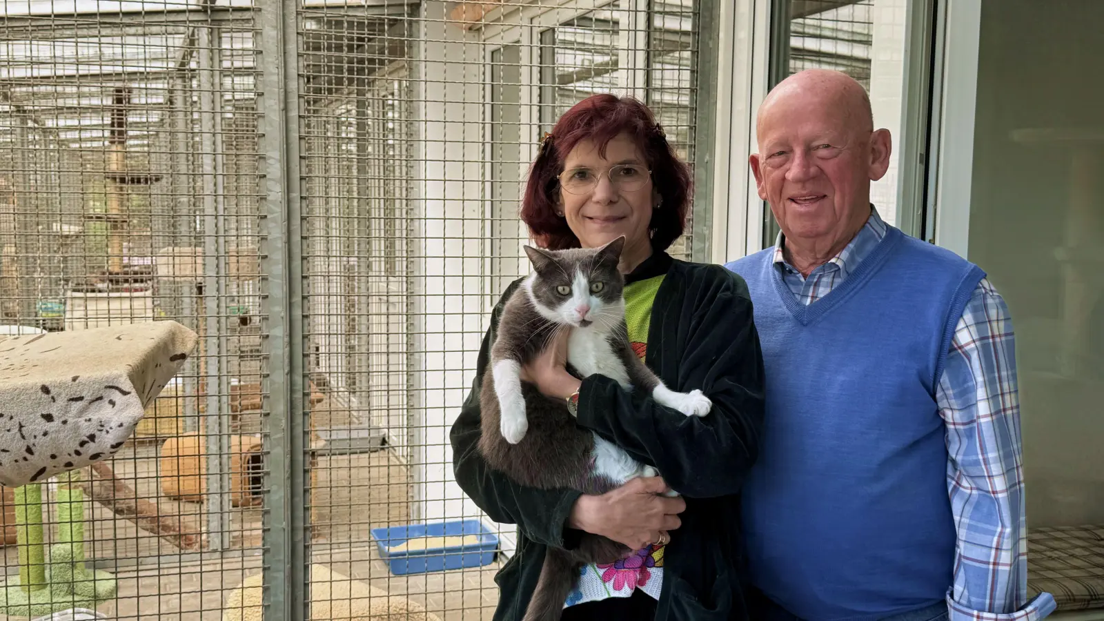 Der scheidende Vorsitzende des Tierschutzvereins, Günter Pfisterer, unterhält sich mit der langjährigen Mitarbeiterin Tanja Schmid. Der Kater scheint derweil die Aufmerksamkeit zu genießen. (Foto: Oliver Herbst)