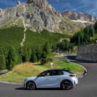 Einer für die Berge? Bei der Kurvenfahrt nach oben und unten bringt der GSE seine Leistung auf die Straße. (Foto: Dani Heyne/Opel Automobile GmbH/dpa-tmn)