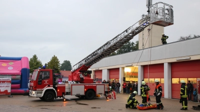 Zu häufig reparaturbedürftig: Die Drehleiter der Freiwilligen Feuerwehr Bechhofen soll durch ein neues Exemplar ersetzt werden. (Foto: Alexander Biernoth)