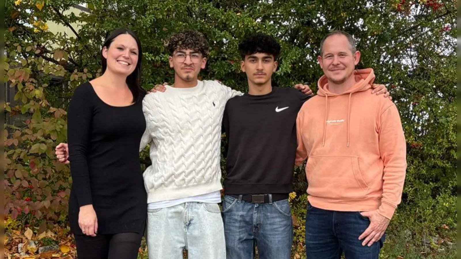 SMV-Kooperationslehrerin Stefanie Rückl, Ahmad Shaba, Darius Irimie und Lehrer Johannes Kimberger (von links) nach der Wahl der Landkreisschülersprecher. (Foto: Ulrich Schöttle)