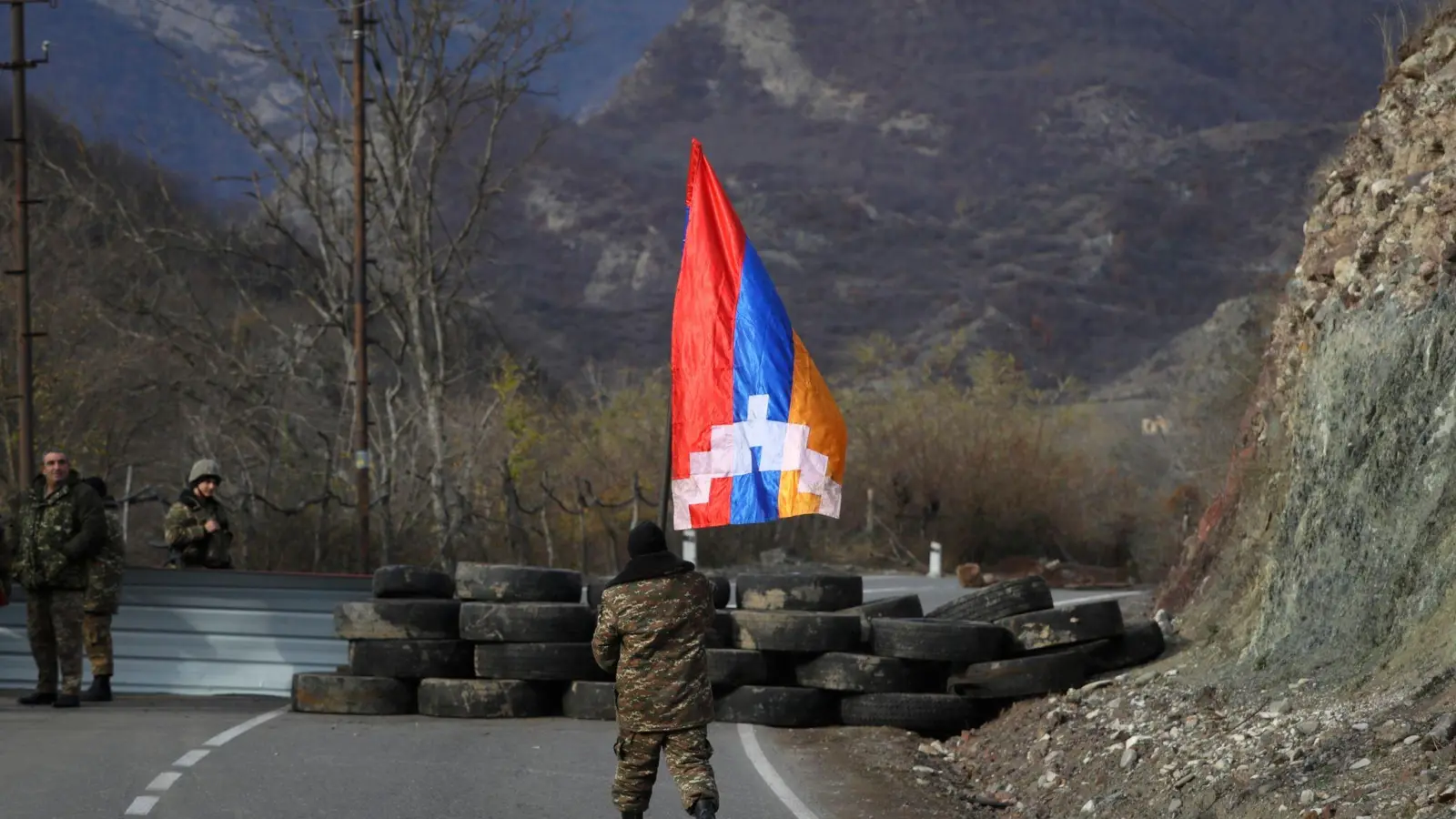 Die beiden ehemals sowjetischen Länder Armenien und Aserbaidschan kämpfen seit Jahrzehnten um die Region Berg-Karabach. (Foto: Sergei Grits/AP/dpa)