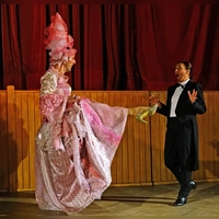 Ein perfektes Duo: Der Bariton Robert Eller schlüpfte in die Rolle der liebeshungrigen Dame, die Sopranistin Gertrud Demmler-Schwab gab den feschen Kellner.  (Foto: Elke Walter)