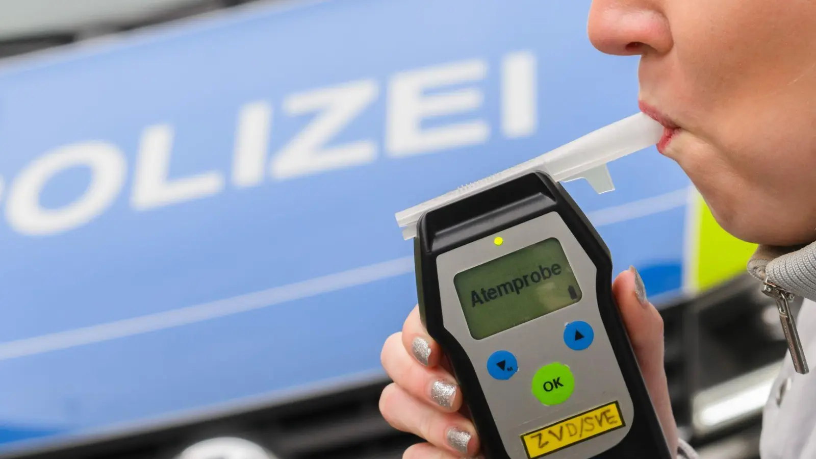 Die Polizei führte einen Alkoholtest bei der Frau durch. (Symbolbild) (Foto: Julian Stratenschulte/dpa)