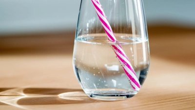 Viele Flavored-Water-Produkte setzen auf Süßstoffe und künstliche Aromen: Ungesüßtes Wasser könnte dadurch langfristig weniger attraktiv wirken. (Foto: Hauke-Christian Dittrich/dpa/dpa-tmn)