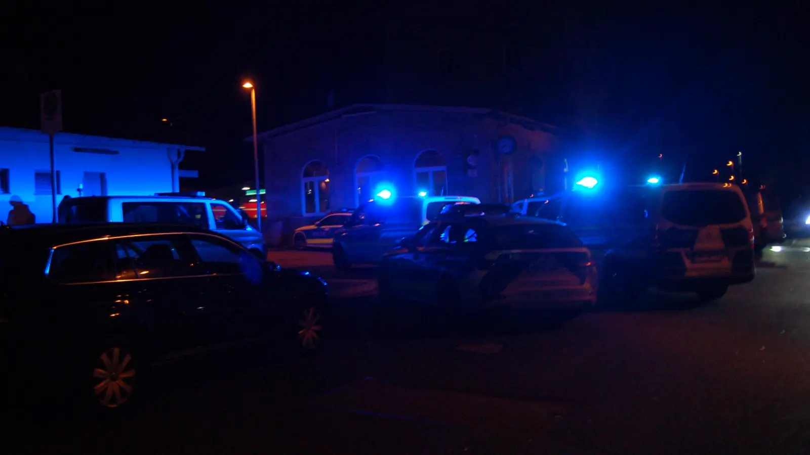 Ein größeres Polizeiaufgebot stand am Sonntagabend am Neustädter Bahnhof. (Foto: Christa Frühwald)