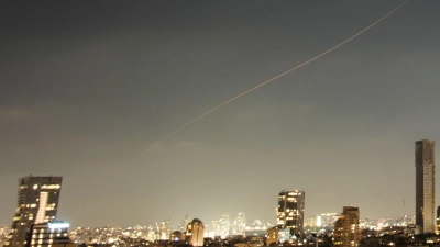Der Iran hat am späten Sonntagabend Israel wieder mit Raketen angegriffen.  (Foto: Ohad Zwigenberg/AP/dpa)