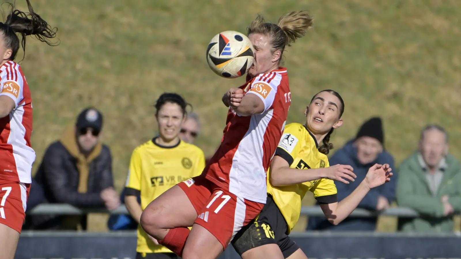 Autsch: Die Berlinerin Dina Sophia Orschmann bekommt den Ball ins Gesicht, beobachtet Sophia Klärle (rechts, Weinberg). (Foto: Martin Rügner)