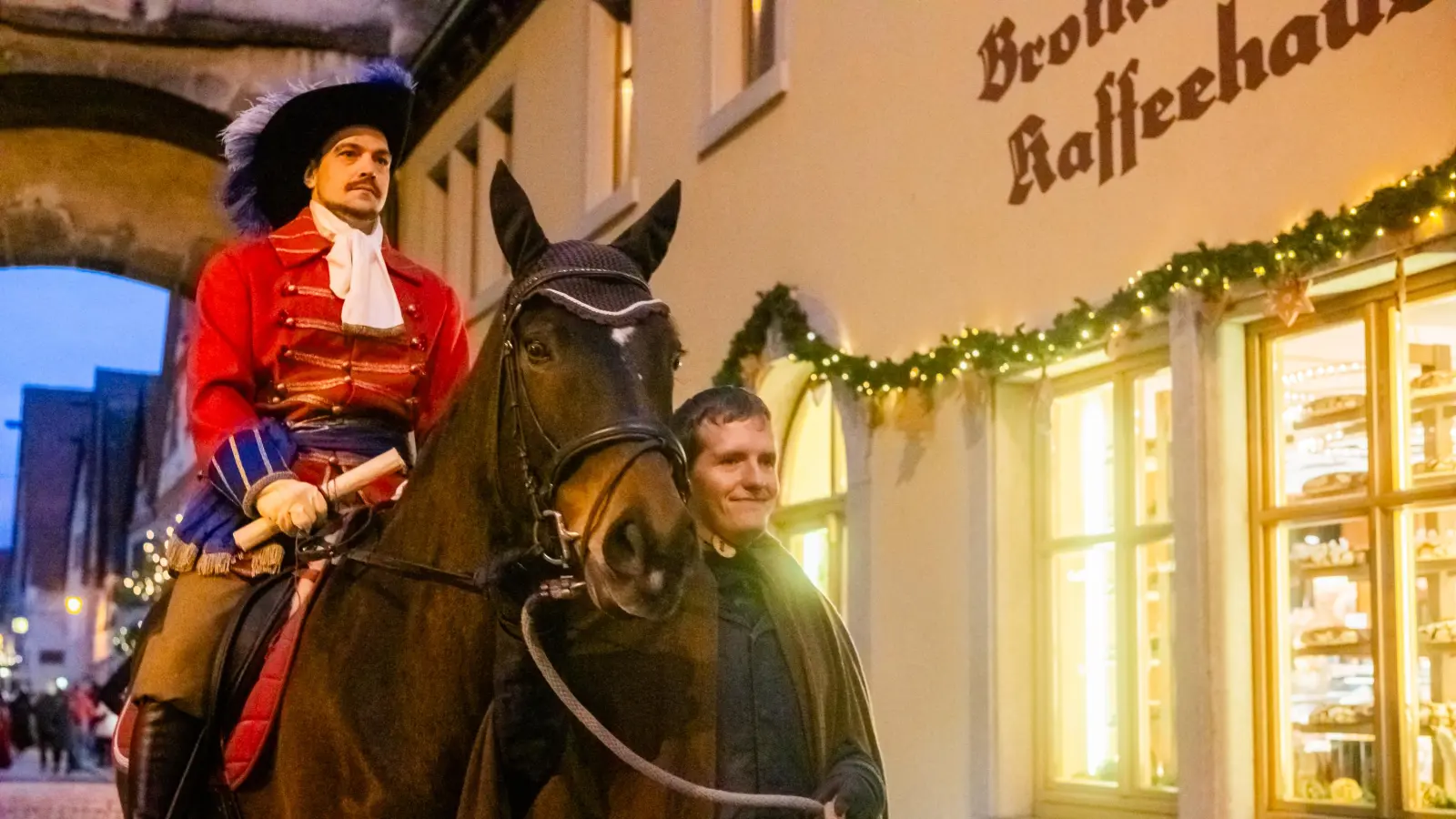 Das Reiterle auf dem Weg zum Rathaus: Für Timo Herrscher war es der zweite große Auftritt als Symbolfigur des Weihnachtsmarktes. (Foto: Evi Lemberger)