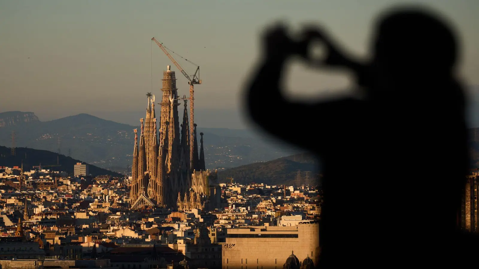 Mit einem neuen Kreuzsegment überragt die Basilika in Barcelona erstmals das Ulmer Münster. (Foto: Emilio Morenatti/AP/dpa)