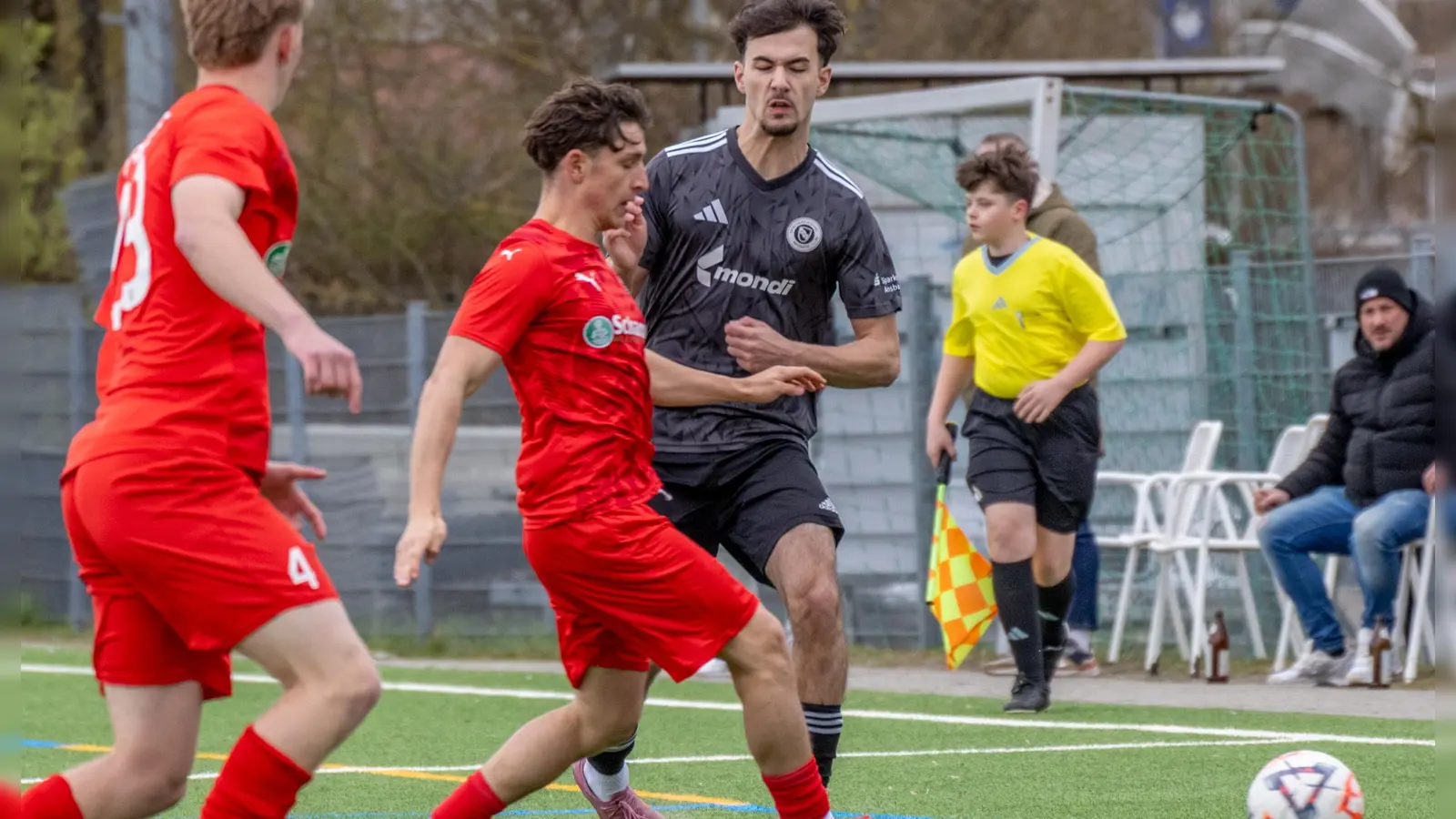 Timo Göllner (im grauen Trikot) bereitete die ersten beiden Treffer für die SpVgg Ansbach beim 4:0-Sieg über den Baiersdorfer SV vor.  (Foto: Markus Zahn)