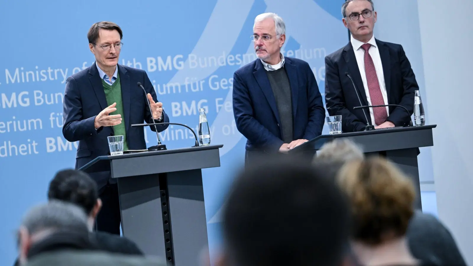 Zusammen mit dem Kardiologen Benny Levenson Christoph Straub von der Krankenkasse Barmer hat Gesundheitsminister Karl Lauterbach seine Strategie zur Früherkennung und Versorgung von Herz-Kreislauf-Erkrankungen präsentiert. (Foto: Britta Pedersen/dpa)