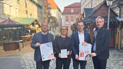 Sie weisen auf Aktionen der Citywerkstatt hin (von links): Oberbürgermeister Thomas Deffner, IHK-Geschäftsstellenleiterin Karin Bucher, der Leiter der Wirtschaftsförderung der Stadt, Christoph Albrecht, und Projektkoordinator Gregor Heilmaier. (Foto: Oliver Herbst)