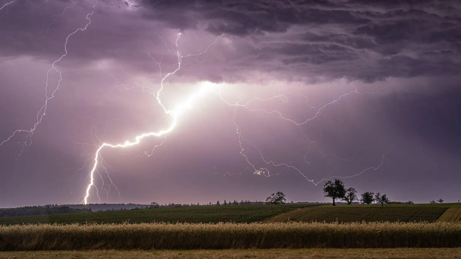 Vor allem im Osten Deutschlands drohen weitere Gewitter. (Foto: Alexander Wolff/onw-images/dpa)