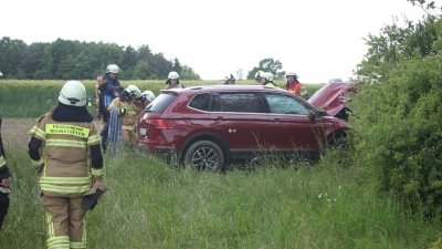 Bei dem Unfall in der Nähe von Neunstetten wurde eine 40-Jährige verletzt. Ihr Wagen prallte gegen einen Baum. (Foto: NEWS5 / Markus Zahn)