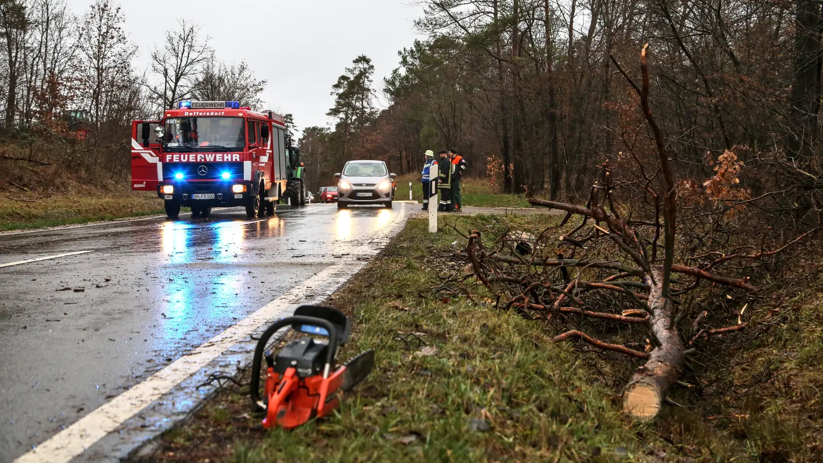 Die Feuerwehren rechnen vor allem mit Einsätzen wegen umgestürzten Bäumen, wie es hier im vergangenen Jahr zwischen Sachsbach und Waizendorf der Fall war. (Archivfoto: Tizian Gerbing)