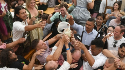 In ein paar Wochen wird in den Zelten wieder ausgelassen gefeiert.  (Foto: Felix Hörhager/dpa)