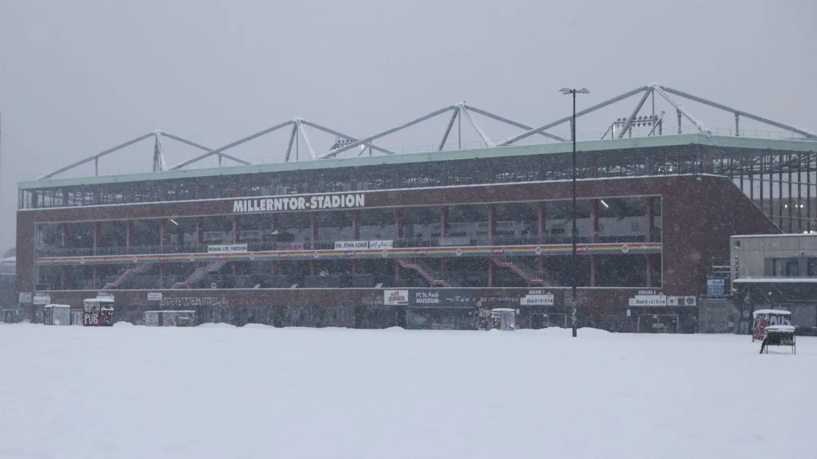 Ob hier am Samstag gespielt werden kann? Das Millerntorstadion des FC St. Pauli (Foto: Christian Charisius/dpa)