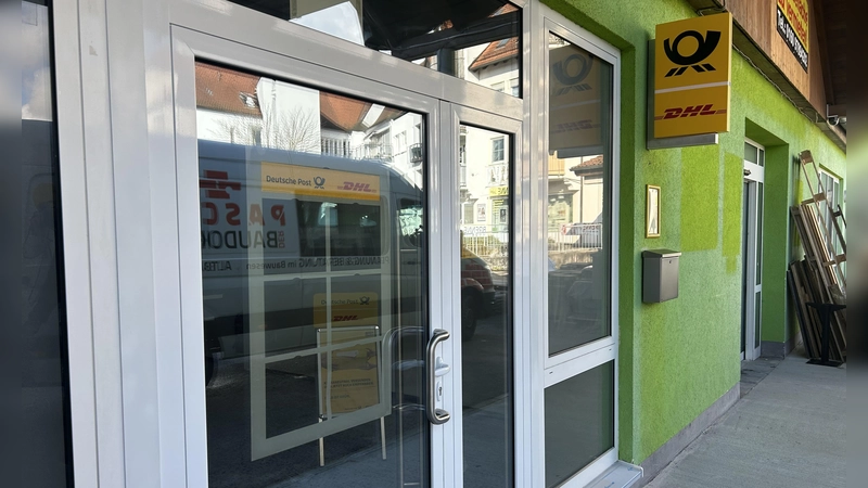 Eine Hausnummer fehlt noch, das gelbe Logo der Post ist aber bereits angebracht: In diesem Gebäude in der Dinkelsbühler Straße 6 will die Post am 19. November eine Filiale eröffnen.  (Foto: Florian Pöhlmann)