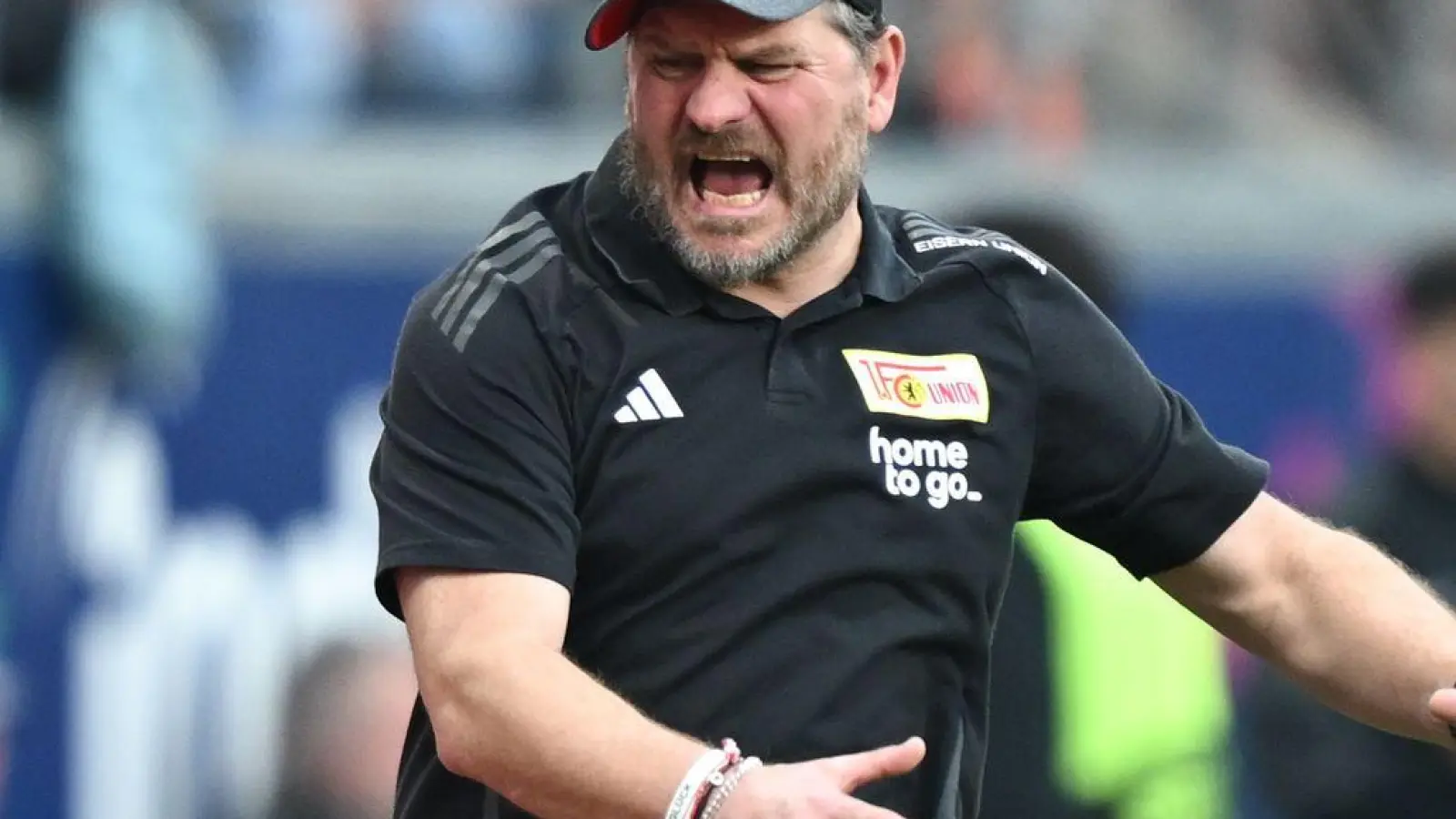 Union Berlins Trainer Steffen Baumgart sah im Spiel bei Eintracht Frankfurt zum vierten Mal in dieser Saison die Gelbe Karte und ist in der Heimpartie gegen Bayern München gesperrt. (Foto: Arne Dedert/dpa)