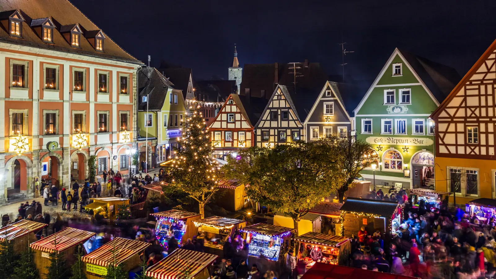 Der Neustädter Weihnachtsmarkt steht am Wochenende an. (Archivbild: John Richter)