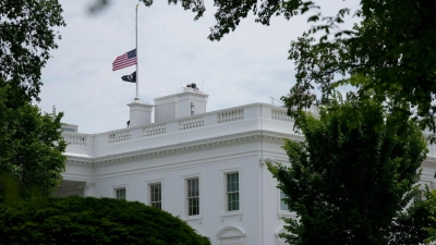 Die amerikanische Fahne weht auf dem Weißen Haus. (Foto: Patrick Semansky/AP/dpa)