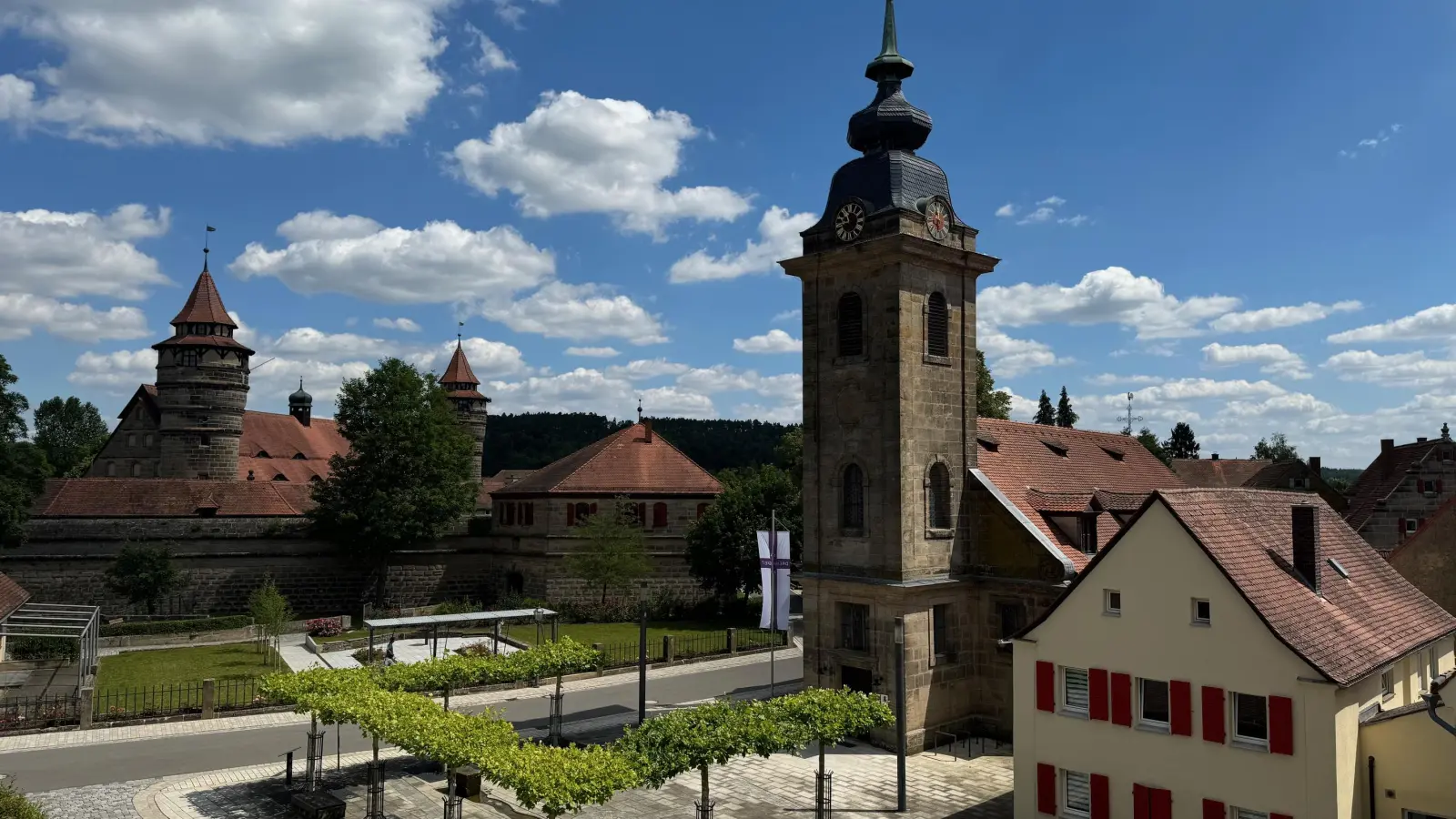 Ein sehenswertes Ensemble: die Burganlage in Lichtenau und die Dreieinigkeitskirche mit der schwarzen Turm-Haube. (Foto: Lara Hausleitner)