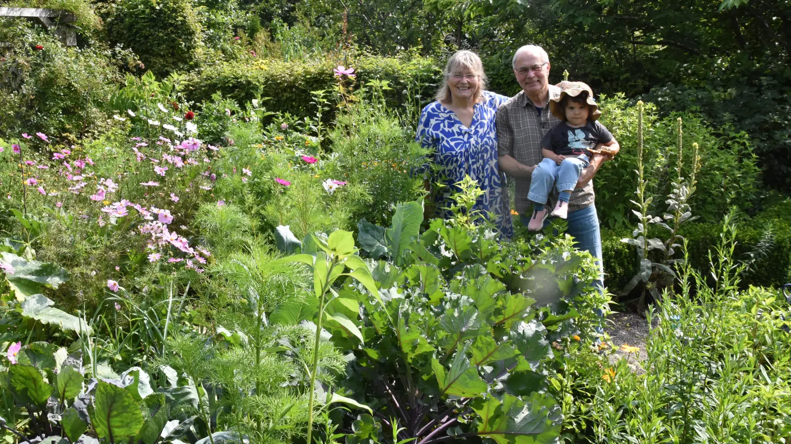 Einen ehemaligen Sportplatz samt Parkplatz haben Christine Scharvogel-Ludwig und ihr Mann Johann (hier mit der jüngsten Enkelin) in ihr privates Gartenparadies verwandelt.  (Foto: Silvia Schäfer)