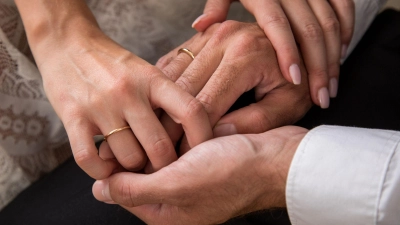 Unromantisch ist ein Ehevertrag nicht. Im Gegenteil: Mit so einem Dokument verspricht sich das Paar im Fall des Scheiterns der Ehe in bestimmten Punkten fair auseinanderzugehen. (Foto: Christin Klose/dpa-tmn)