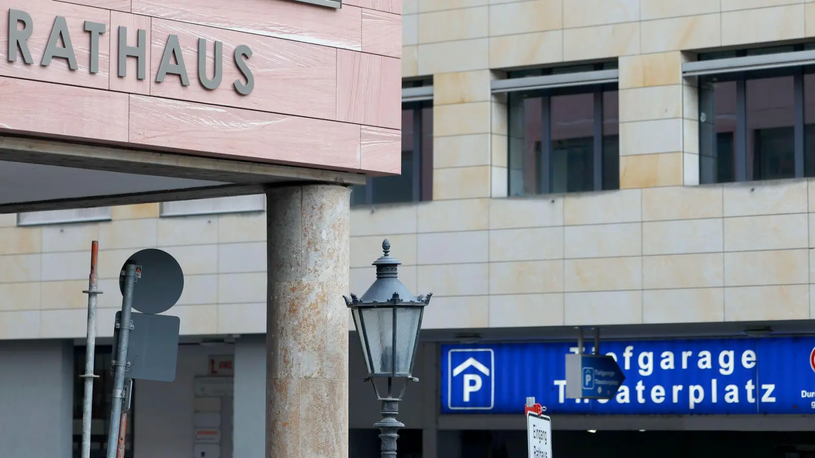 Seit Mai amtiert im Aschaffenburger Rathaus ein neuer OB. (Symbolbild) (Foto: Heiko Becker/dpa)