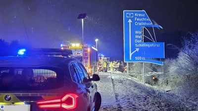 Auf der A7 bei Rothenburg ist ein Pkw von der Fahrbahn abgekommen und durch das Verkehrsschild gerutscht. (Foto: Christian Huprich)