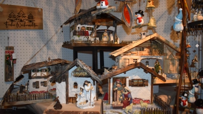 Mit viel Liebe zum Detail und handwerklichem Geschick hat Hobbykünstler Manfred Steinacker aus Ellrichshausen seine Krippen angefertigt. Zu sehen sind sie bei der Weihnachtsausstellung in der Kleinen Galerie in Feuchtwangen. (Foto: Erich Herrmann)