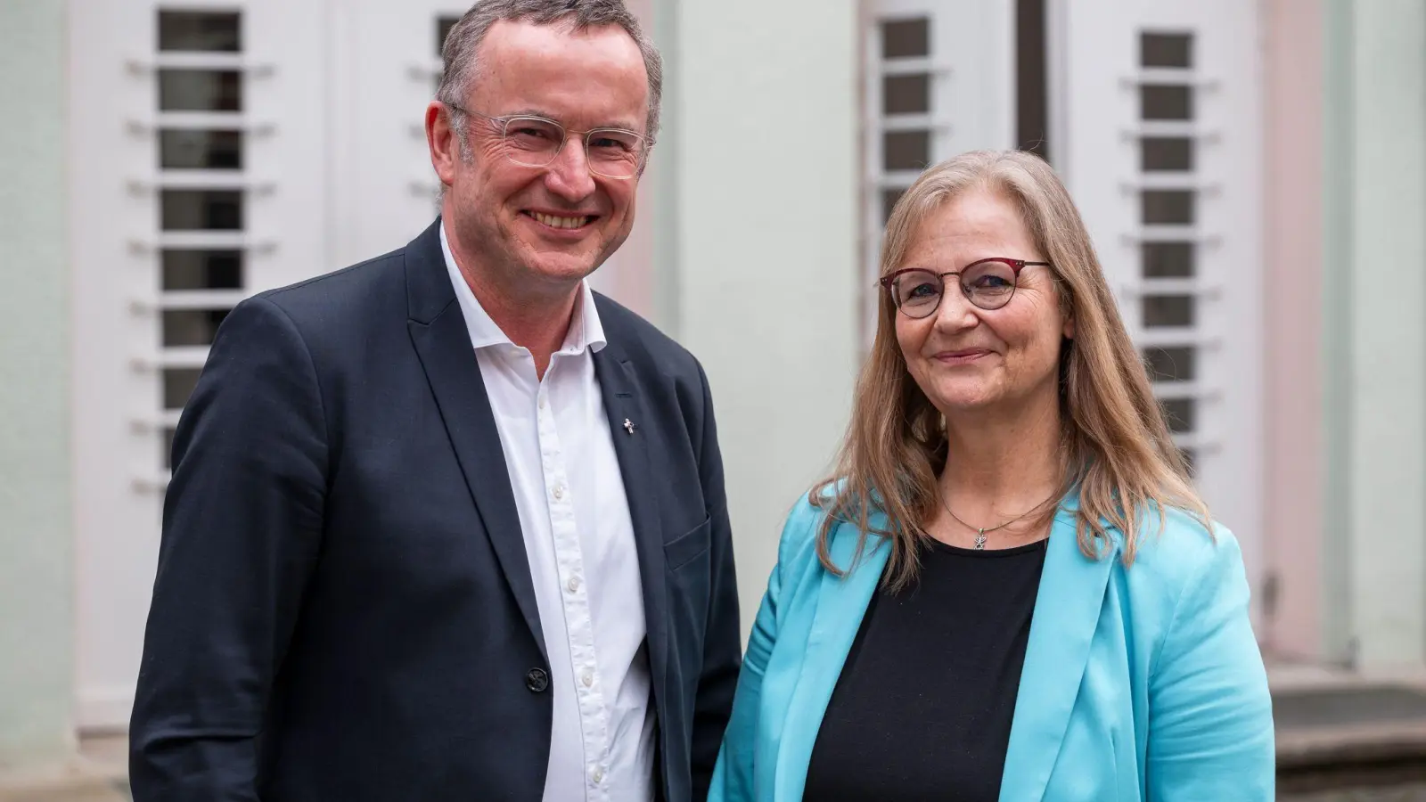 Landesbischof Christian Koppl (l.) und Synodalpräsidentin Tanja Keller gehören zum Spitzenpersonal der evangelischen Kirche in Bayern.  (Foto: Daniel Vogl/dpa)