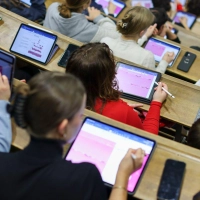 Dual studieren heißt auch: Rentenpunkte sammeln. In Hörsaal- und Praxisphasen sind dual Studierende rentenversichert – anders als viele andere Studierende. (Foto: Jan Woitas/dpa/dpa-tmn)
