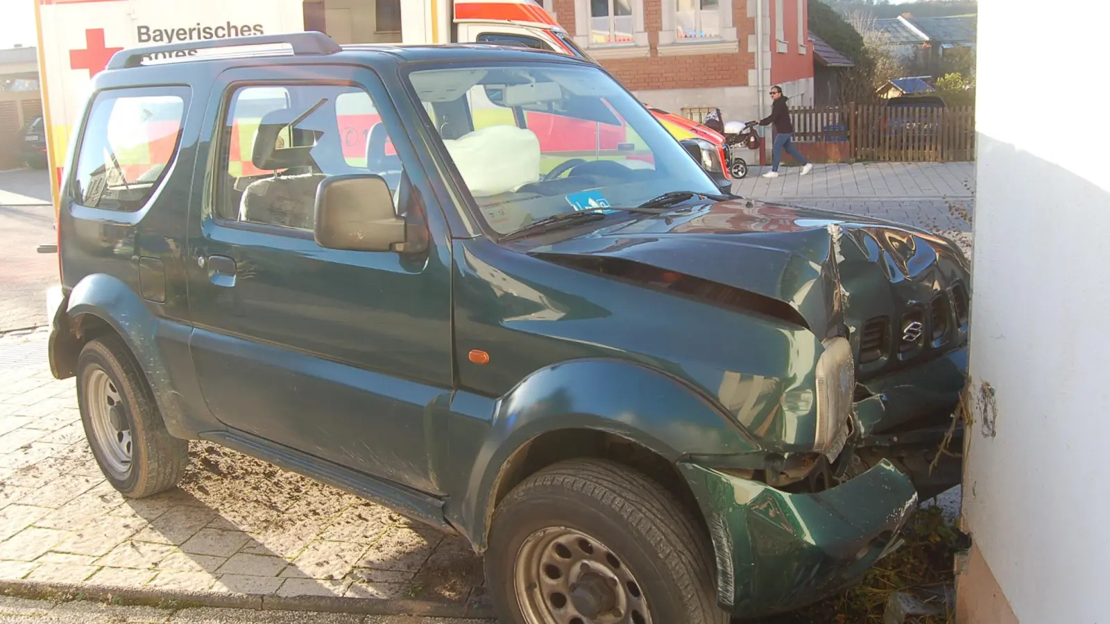 Ein Autofahrer ist bei einem Unfall in Diespeck mit seinem Auto gegen eine Hauswand gekracht. (Foto: Christa Frühwald)